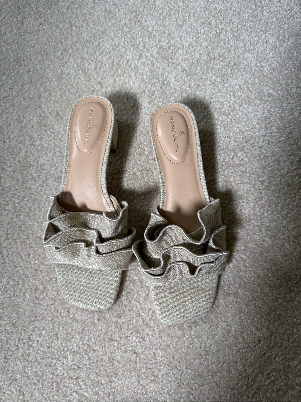 Short heels with ruffles